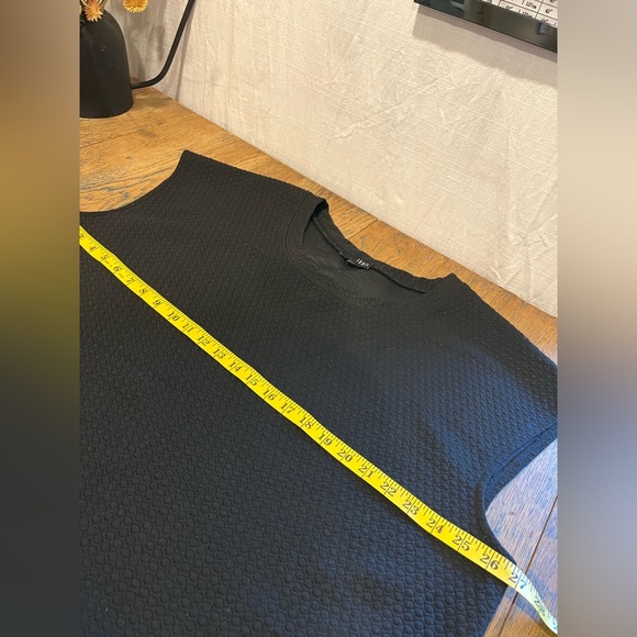 INNÉE 3x Black sleeveless top with a subtle honeycomb - Picture 3 of 7